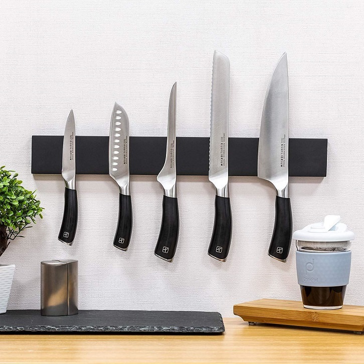 استفاده از آهنربا برای آویزان کردن چاقو و وسایل آشپزی فلزی در چیدمان و دکوراسیون آشپزخانه کوچک